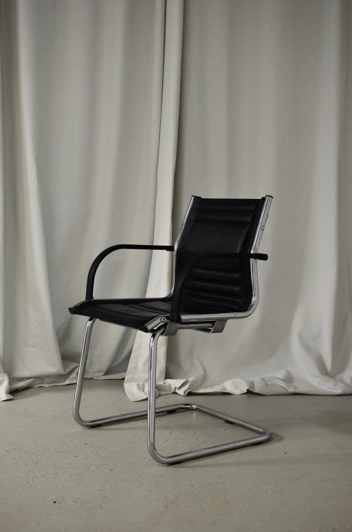 Optimal Comfort and Efficiency with Custom Office Chairs